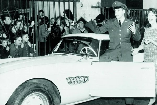 Завършваме с две от най-емблематичните коли, притежавани от Елвис, започвайки с тази, която се счита за най-ценна. Тя не е в този музей. По време на службата си в международния контингент на армията на Съединените щати в Германия (1958-60), Елвис се влюбва вт бяло BMW 507. То я обявено за продажба в представителство във Франкфурт, преди това използвано в планински състезания от немския пилот Ханс Щук.

Елвис се завръща у дома без своя 507. Но колата ще прекоси години по-късно Атлантическия океан до Ню Йорк с друг собственик. По-късно е използван в драг състезания в Алабама (оборудван с двигател Chevy V8 с турбокомпресор и четиристепенна трансмисия Borg-Warner). Накрая е продаден на калифорнийския колекционер Джак Кастор в края на 60-те години, който в крайна сметка ще го продаде много по-късно към BMW, но едва през 2014 г.
Като се има предвид, че са произведени само 252 бройки (1956-59) от сензационния 507, отделът на BMW Classic бързо се заема да завърши възстановяването му. И това преди да се разбере, че това е 507 на Елвис Пресли. Някои от частите трябва да бъдат произведени наново, а други (като дръжките на вратите и прозорците) направени чрез 3D печат. 
Днес, вече в музея на BMW в Мюнхен, автомобилът отново е главният герой в бяло. Договорът за продажба между Кастор (умира няколко месеца след продажбата на колата) и BMW постановява, че тя ще бъде възстановена в оригиналното бяло , а не в "червен "Елвис". По-късно Пресли купува друг бял роудстър BMW 507 , който дава на актрисата Урсула Андрес. Плейбоят участва с красавицата във филма &bdquo; Любов в Акапулко&ldquo; през 1963 г.